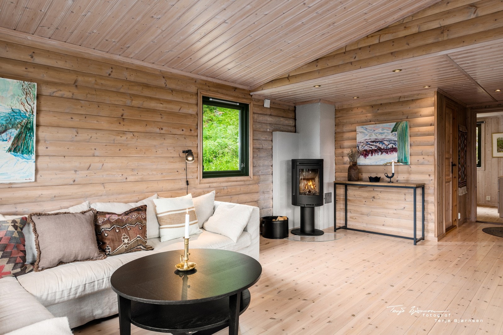 Stuen med god plass til sofagruppe Galleribilde