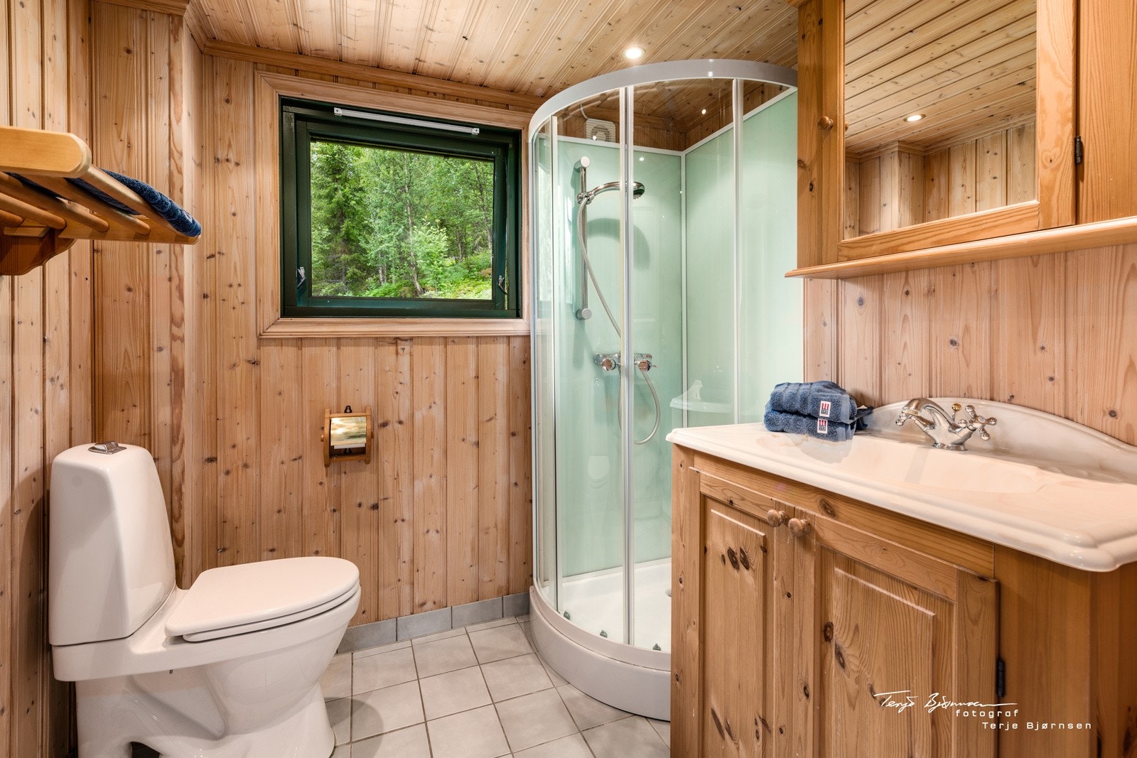 Badet med dusj, wc og baderomsinnredning Galleribilde