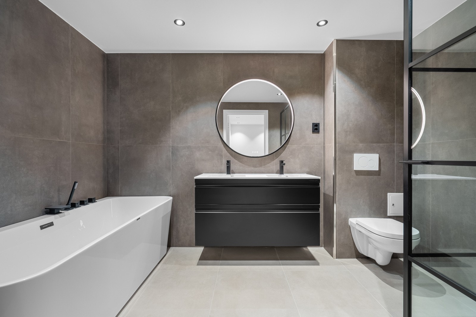 Lekkert flislagt bad. Galleribilde