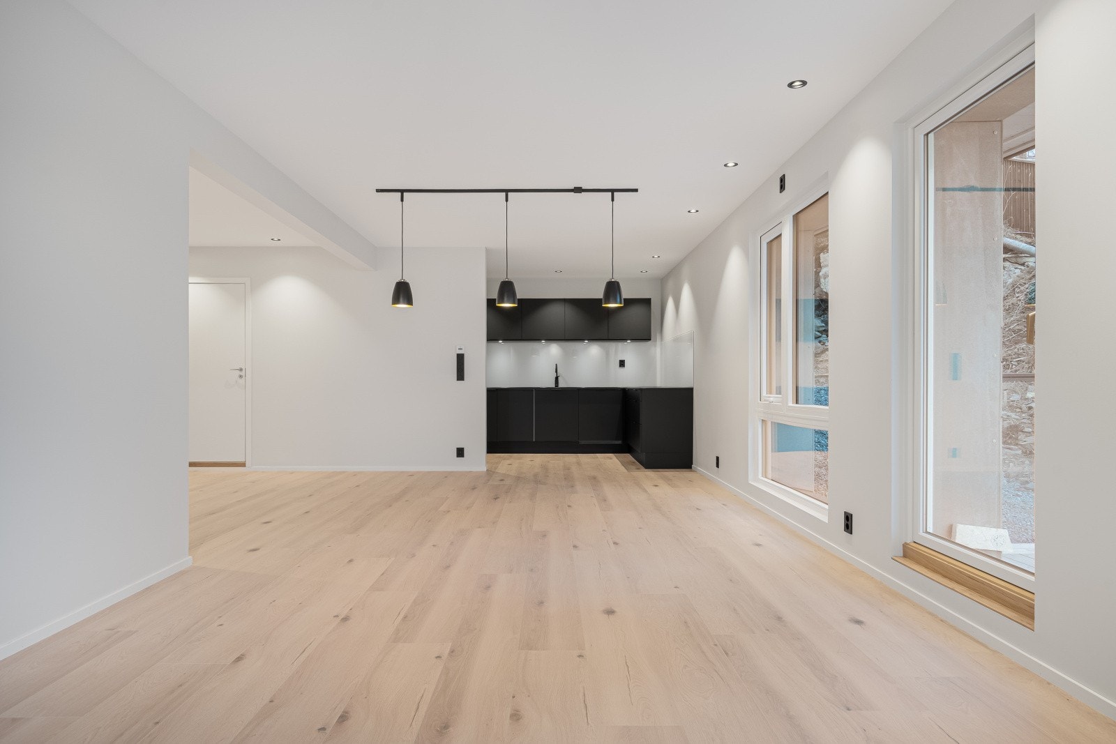 Romslig stue. Galleribilde