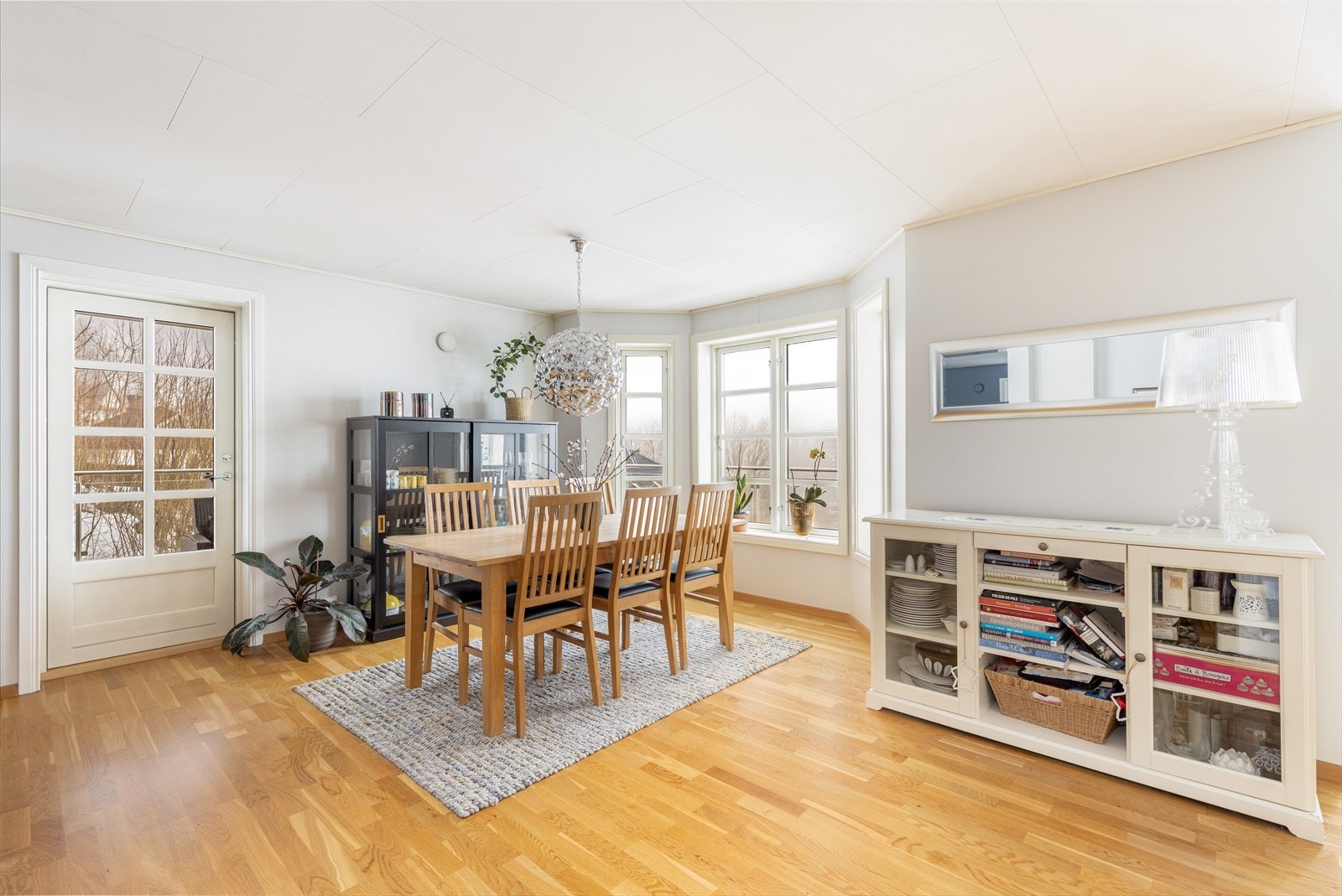 Vinduene slipper rikelig med naturlig lys inn til spiseplassen. Galleribilde