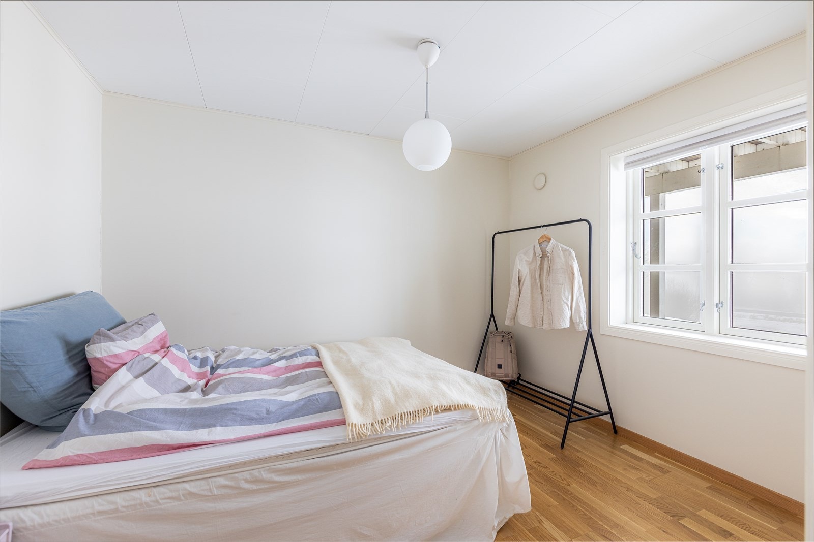 Boligen har tre pene soverom i underetasjen. Hovedsoverommet er av god størrelse med god plass til dobbeltseng. Galleribilde