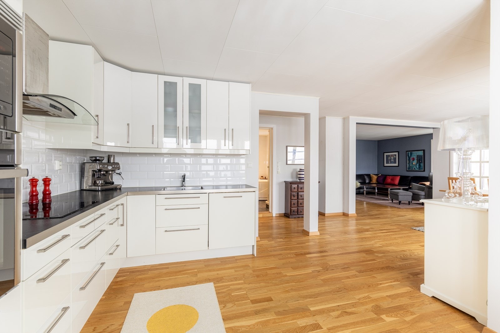 Kjøkkenet har lys innredning med slette fronter og laminert benkeplate med platetopp. Det er dekorativ flis på vegg. Galleribilde