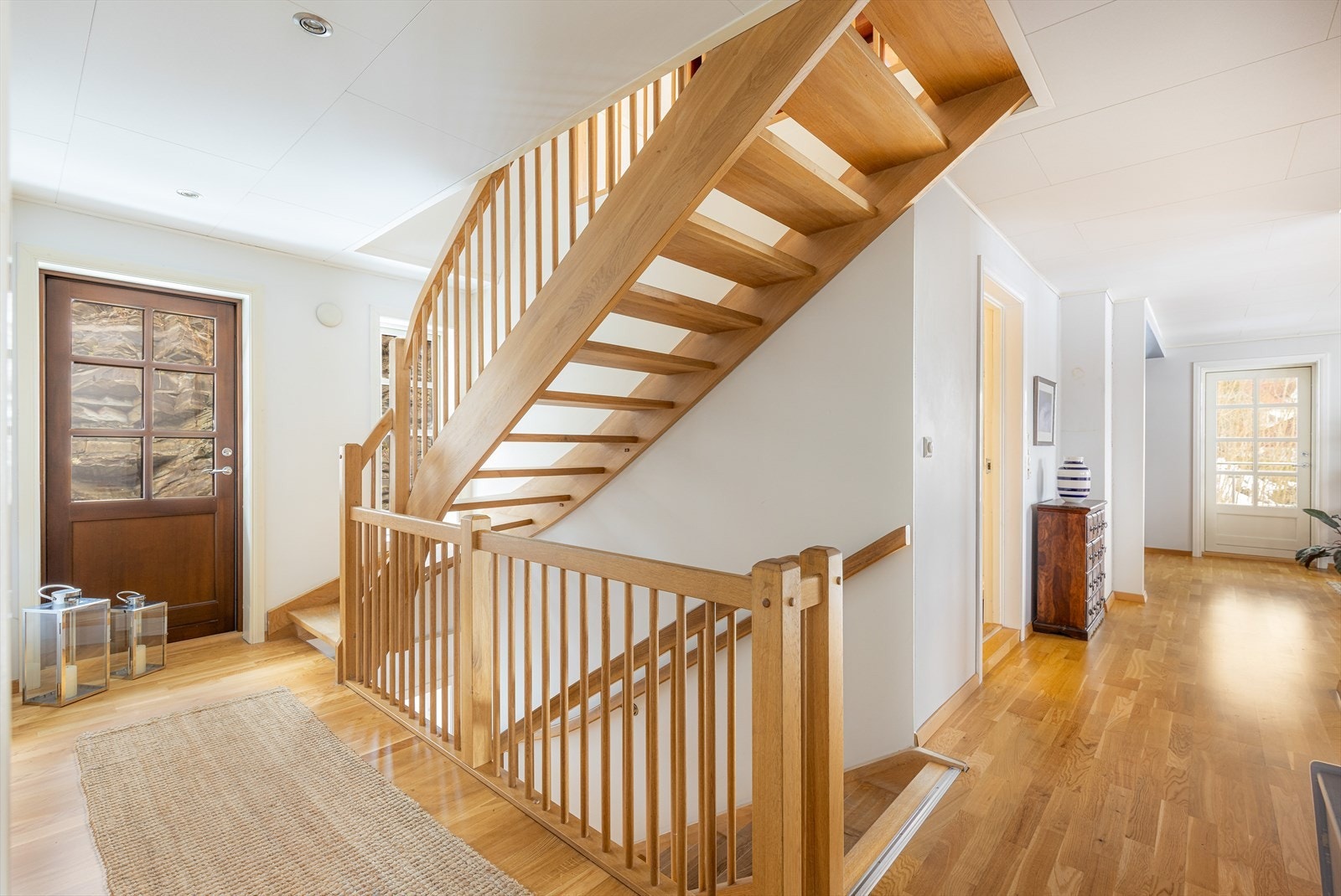 Trappegang i hovedetasjen, med trapp mellom etasjene Galleribilde