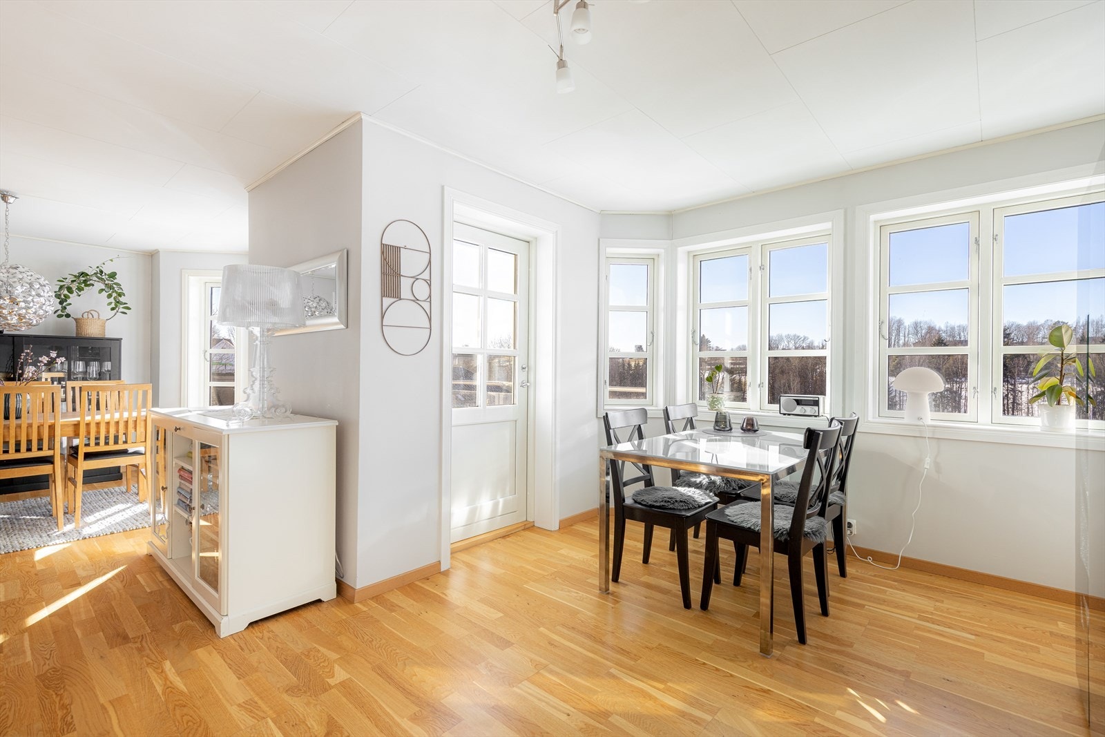 Fra kjøkken er det også utgang til den store terrassen. Galleribilde