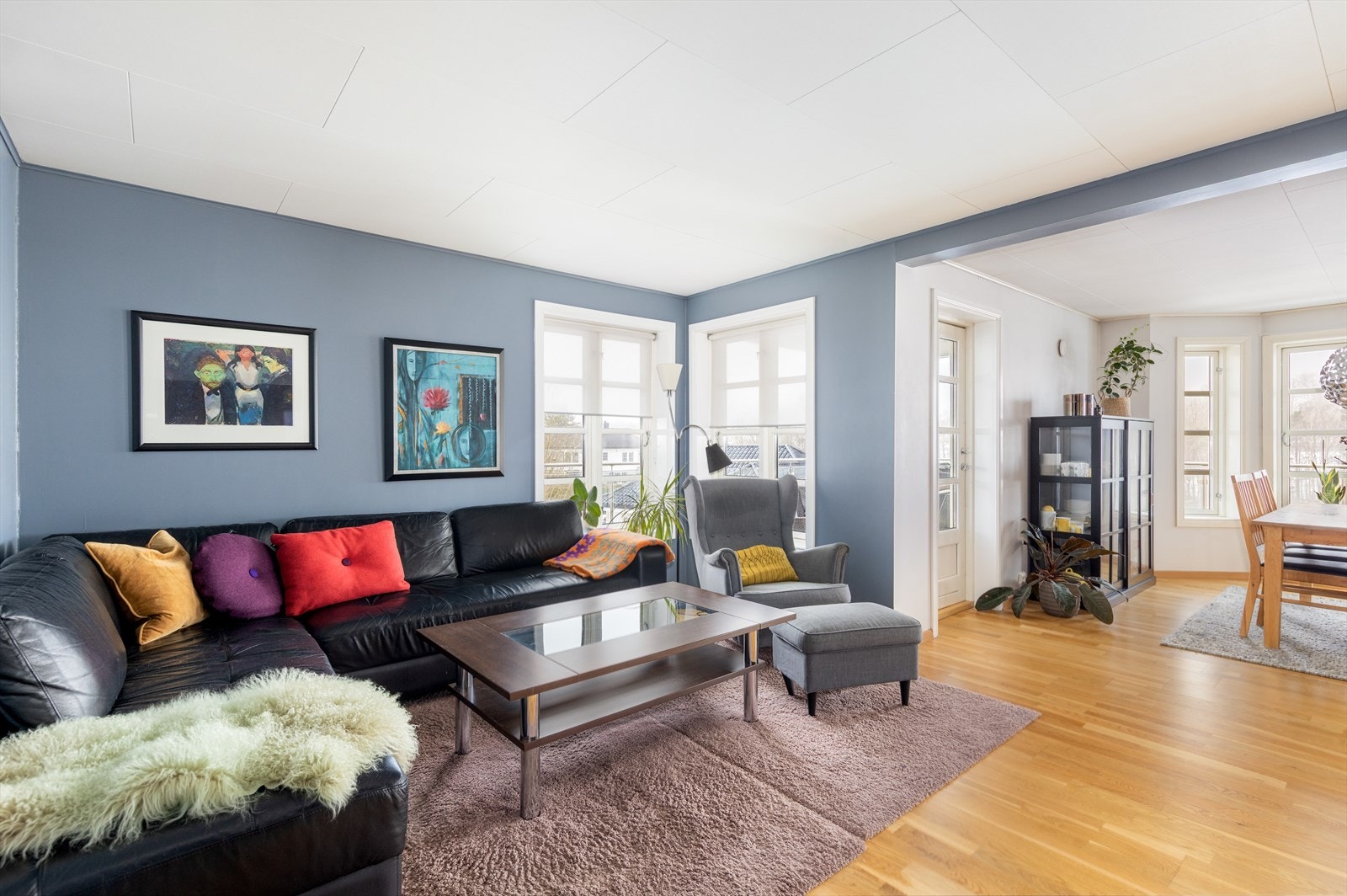 Boligen har en lys og romslig stue med plass til både sofagruppe og spisestue. Galleribilde