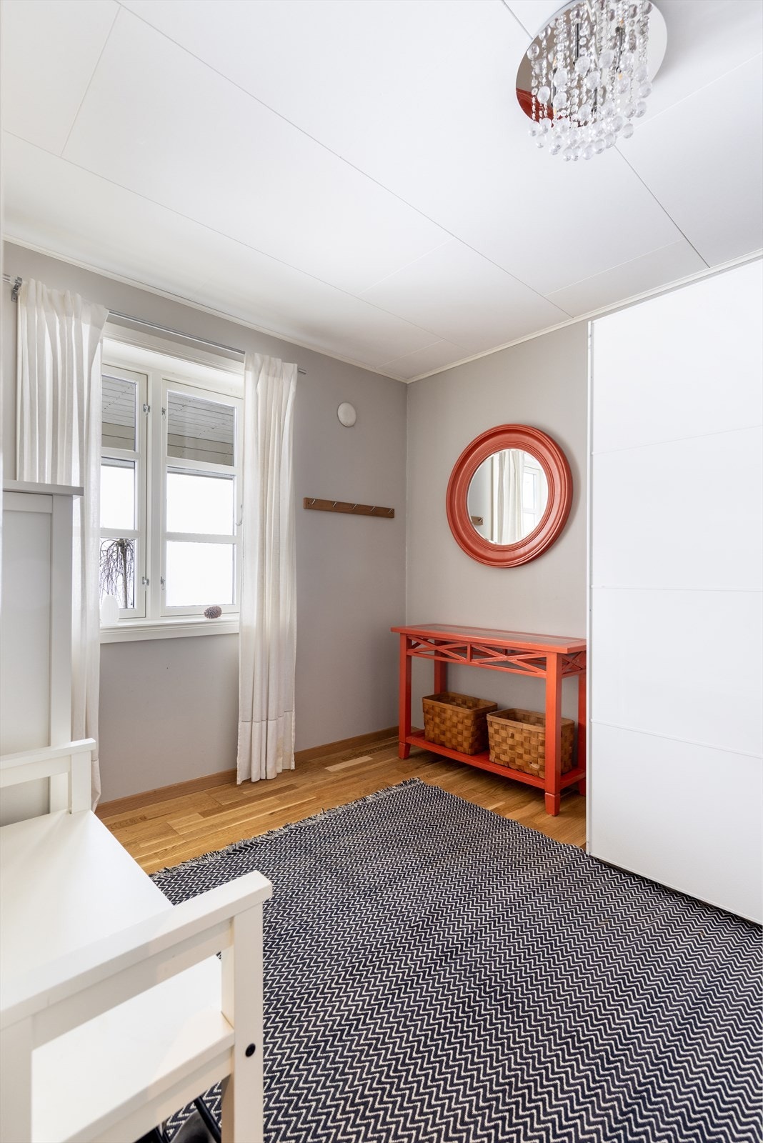 På soverom 3 er det et stort garderobeskap med skyvedører, som gir god plass for klesbeholdningen. Galleribilde