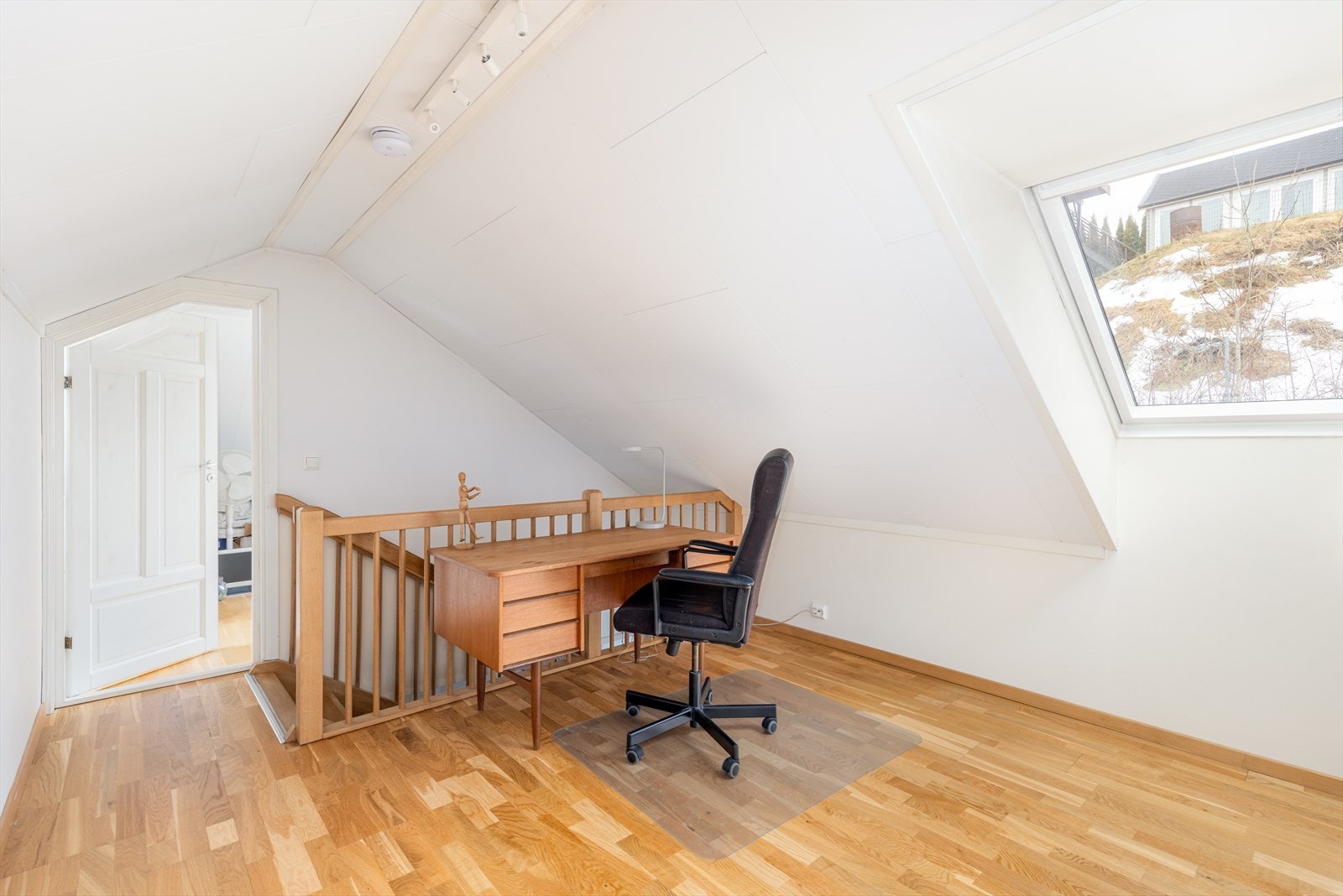 I tillegg er det i loftetasjen et rom med god lagringsplass. Galleribilde