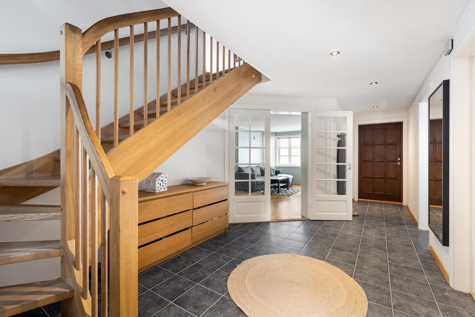 Boligen har en romslig og flott hall som ønsker velkommen inn i boligen! Galleribilde