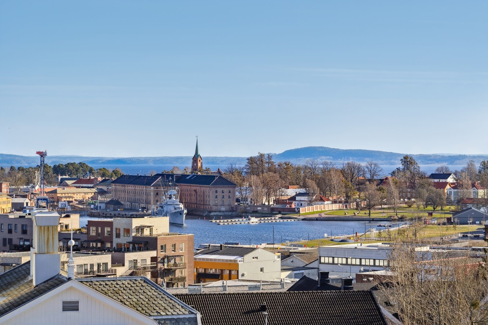 Fra balkongen har man utsikt mot Karljohansvern. Galleribilde