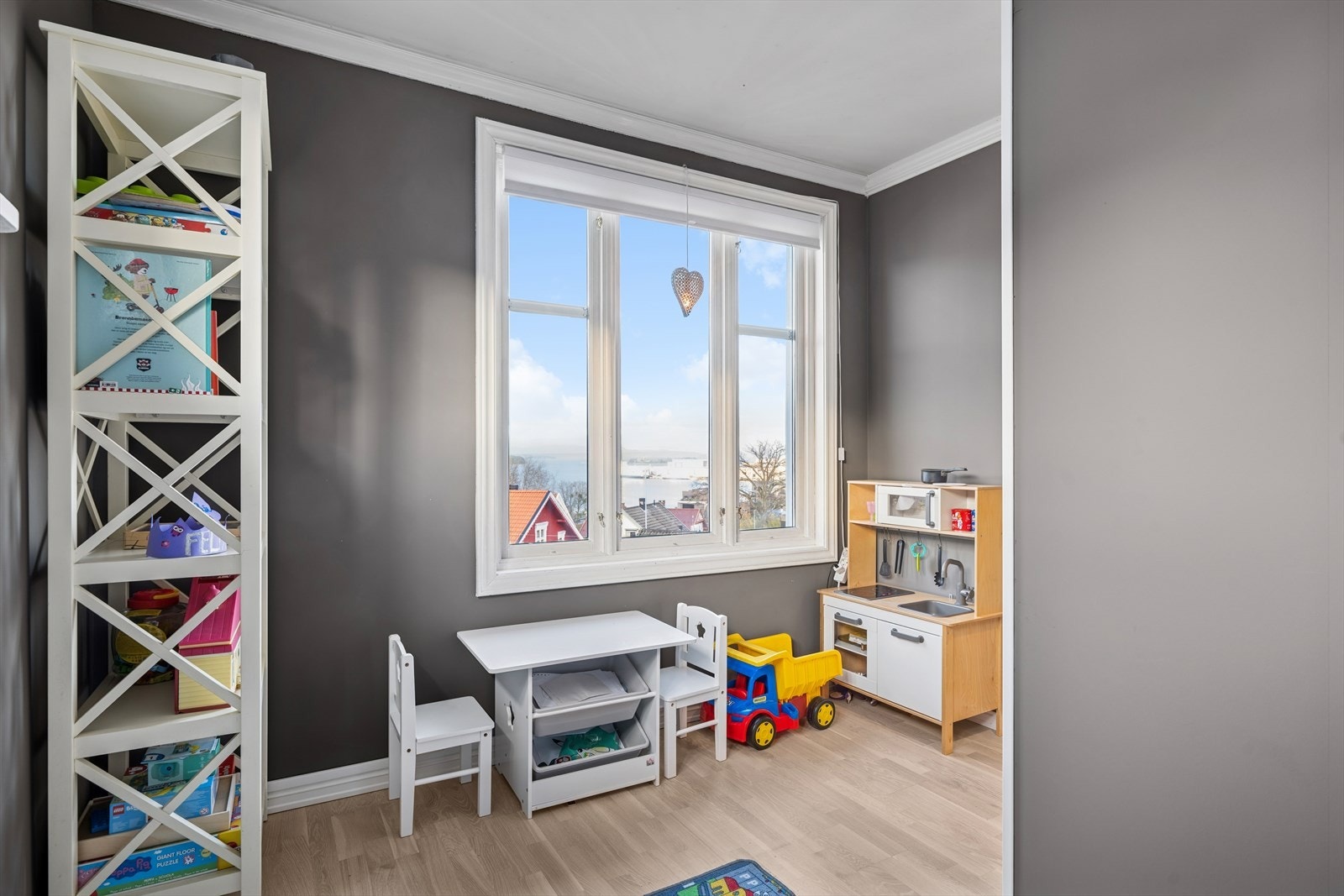 Soverom nr 2 er av god størrelse og har store vindusflater. Galleribilde