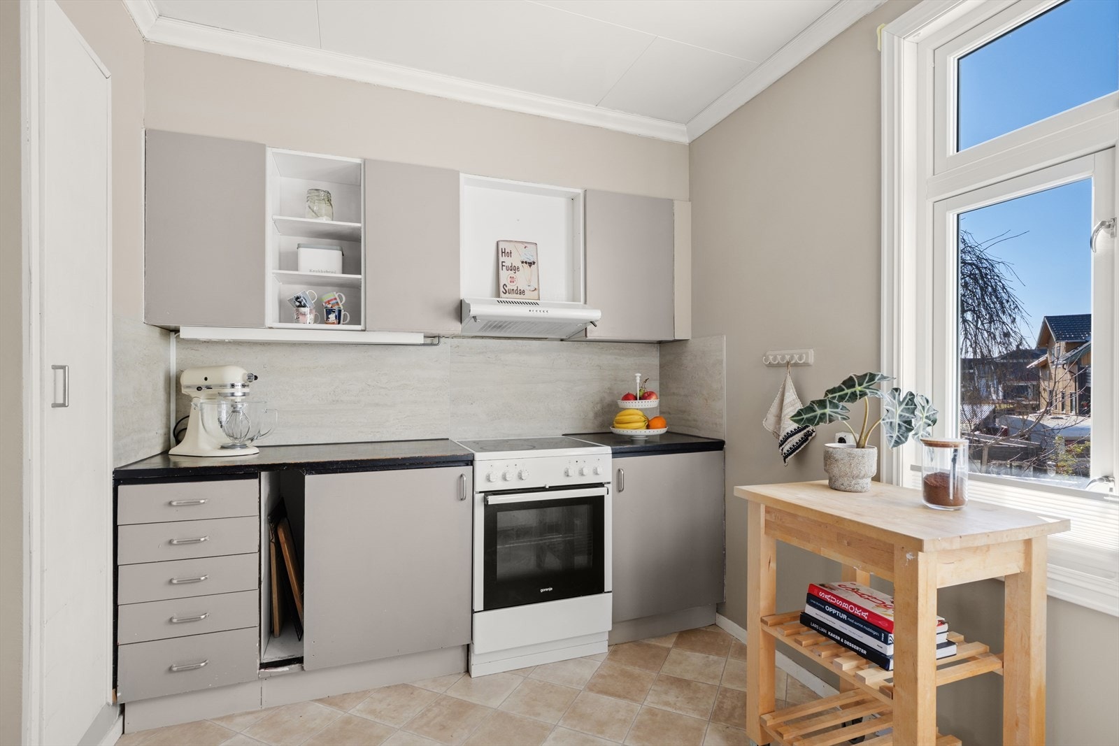 Her er det opplegg til oppvaskmaskin og spiseplass ved vinduet. Galleribilde