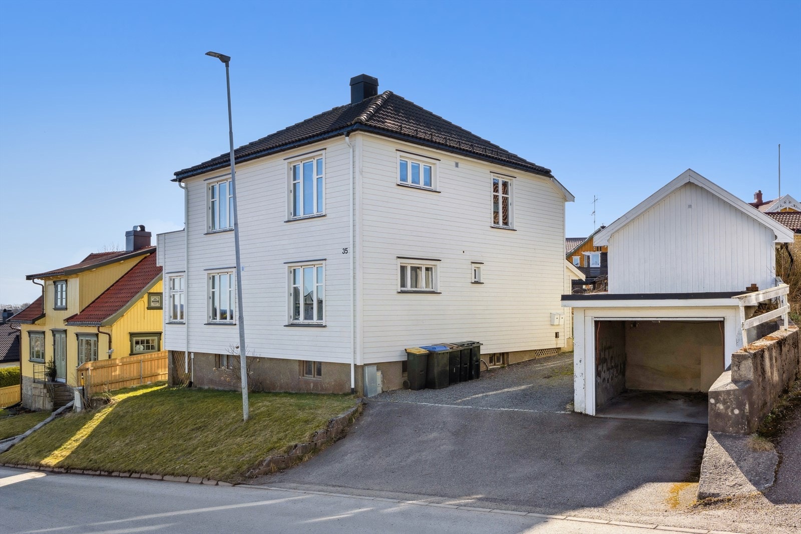 Her ses fasaden mot Ollebakken - garasjen og parkeringsplassen foran denne medfølger leiligheten. Galleribilde