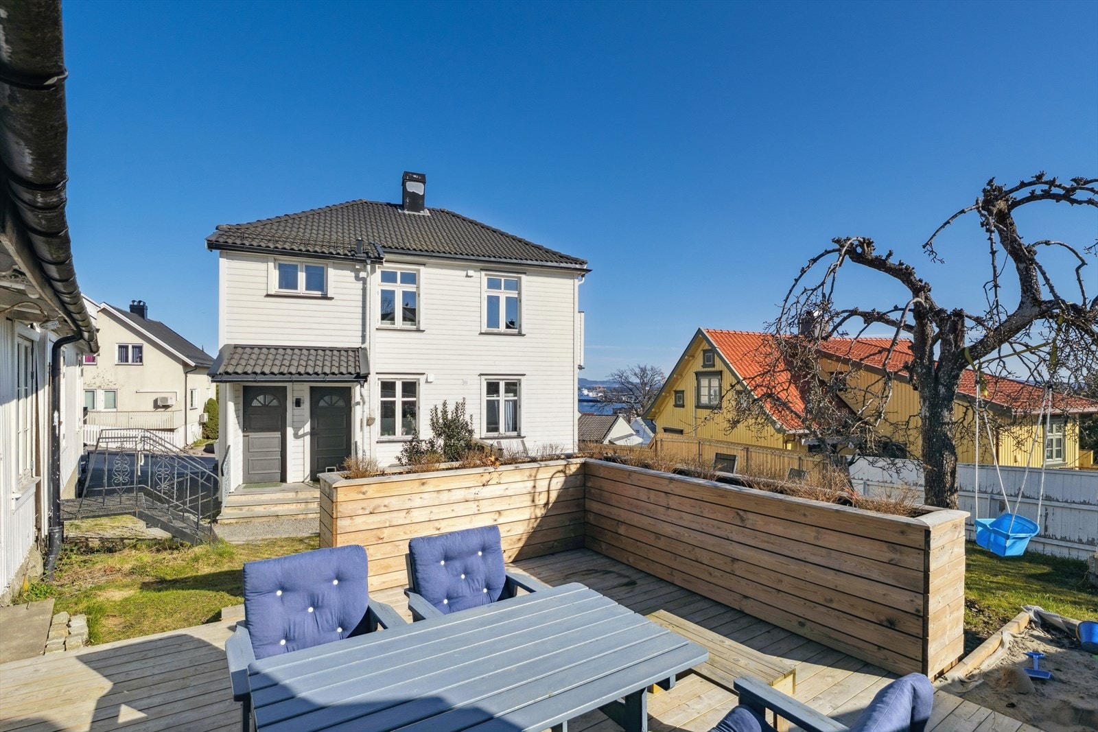 Leiligheten disponerer andel av hagen innholdsrikt anneks. Galleribilde