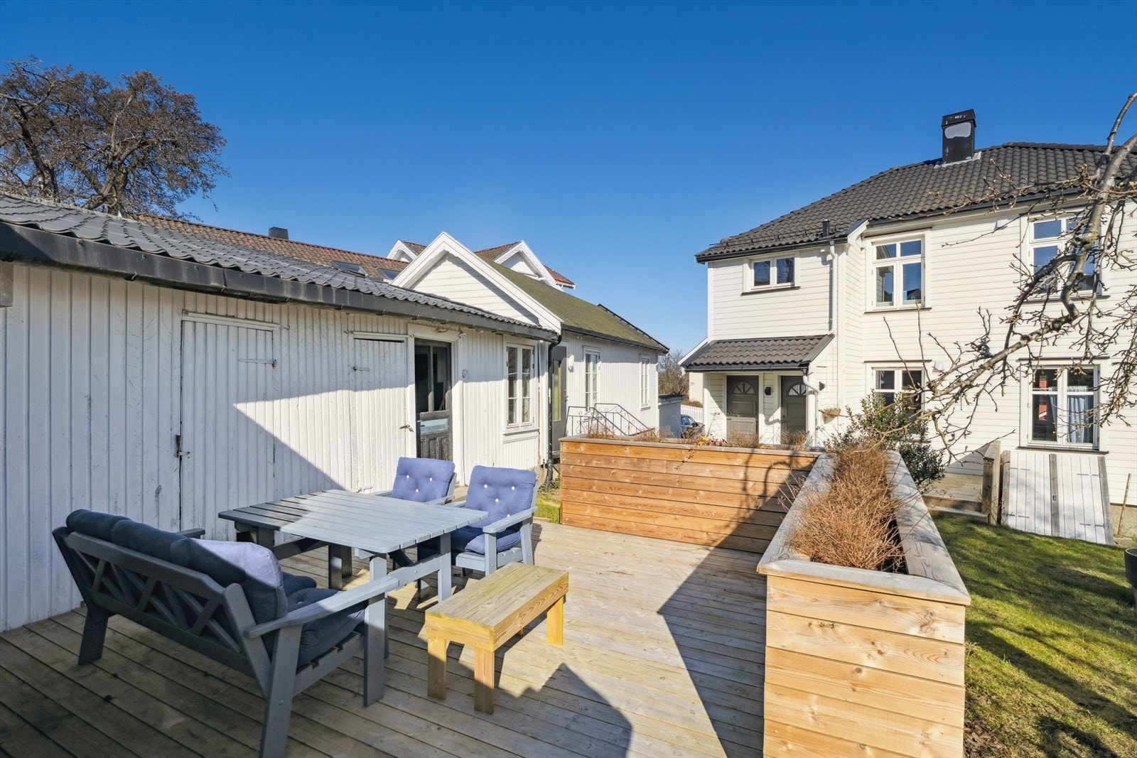 Utvendig er boligen betydelig oppgradert de siste årene med ny kledning, nye vinduer, etterisolering og stor platting. Galleribilde