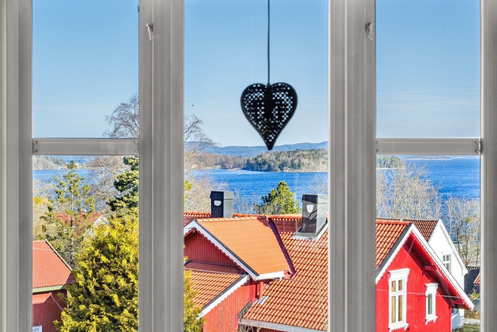 Fra vinduene er det flott utsikt mot fjorden. Galleribilde