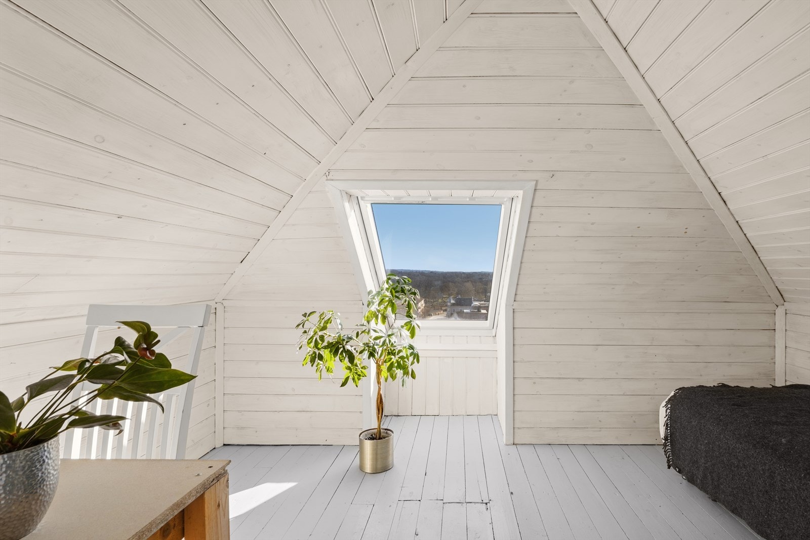 Loftet er delt i to rom, og det innerste rommet brukes som kontor/soveplass (ikke godkjent for varig opphold). Fra vinduet er det herlig utsikt mot byen og fjorden. Galleribilde