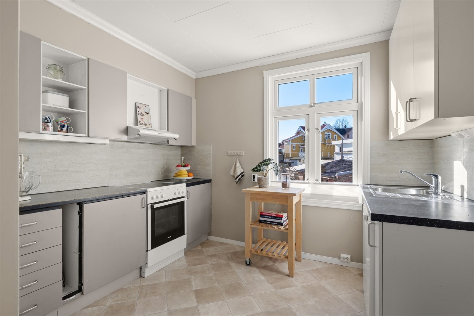 Eldre, men funksjonelt og koselig kjøkken. Galleribilde