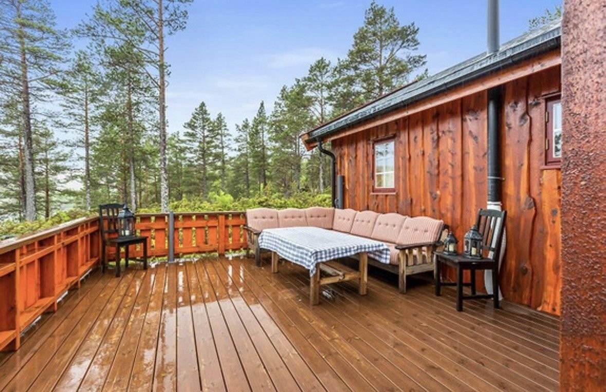 Eiendommen har en sør-østvendt veranda av god størrelse. Her er det god plass til sittegrupper, grill og annet utemøblement. Galleribilde