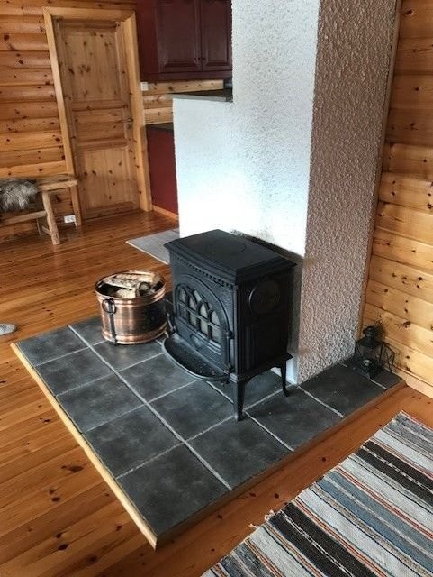 I stue er det montert vedovn for oppvarming. Galleribilde