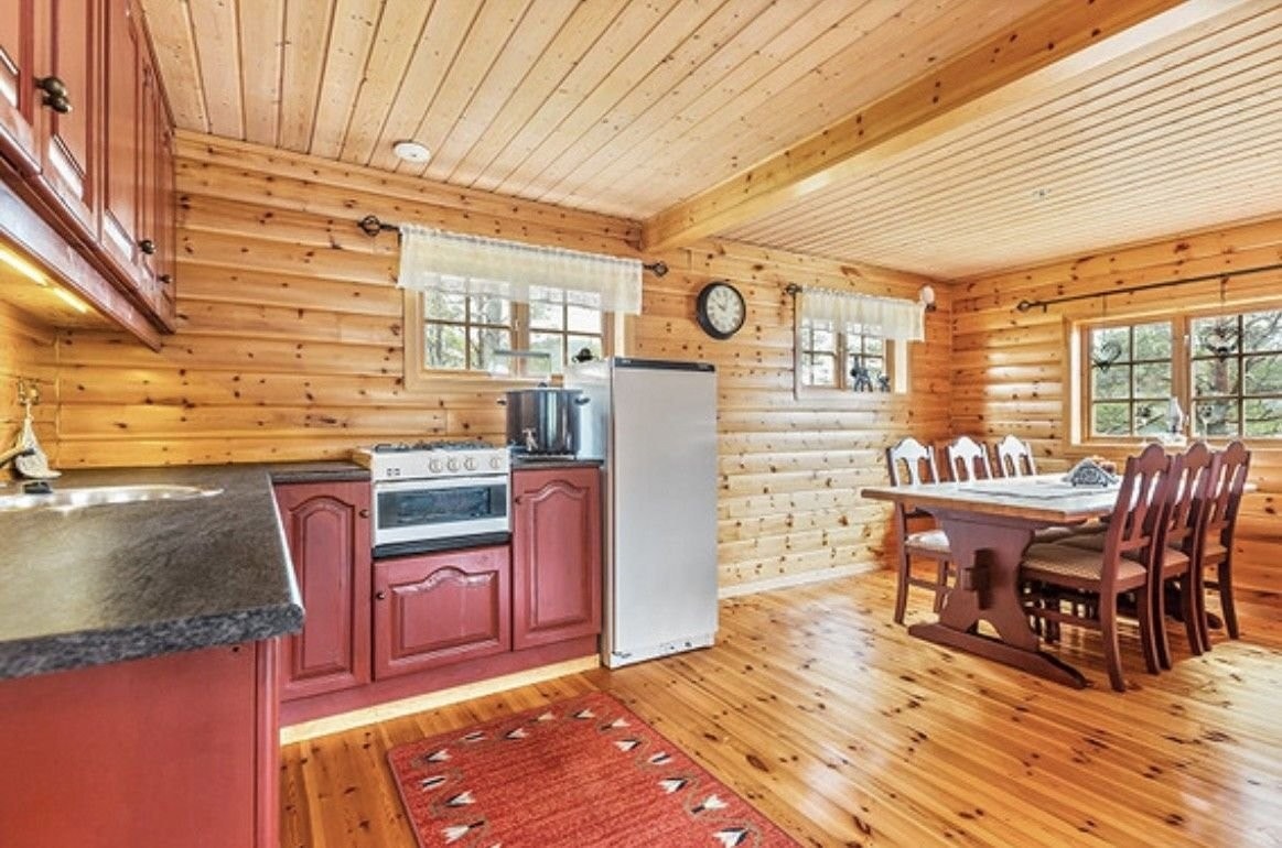 Kjøkken med spisegruppe. Galleribilde