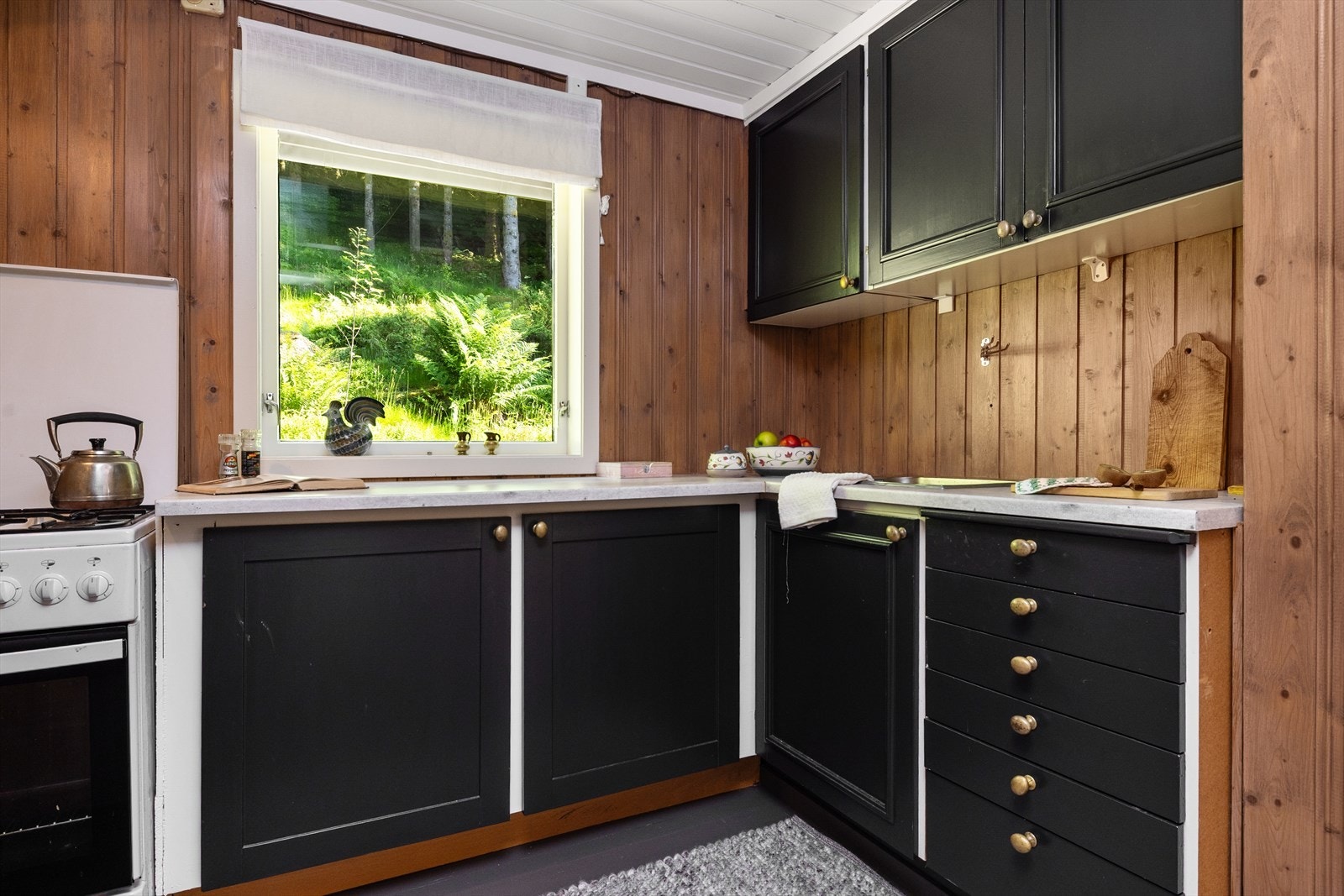 Kjøkken - inkl. komfyr og kjøleskap på gass. Galleribilde