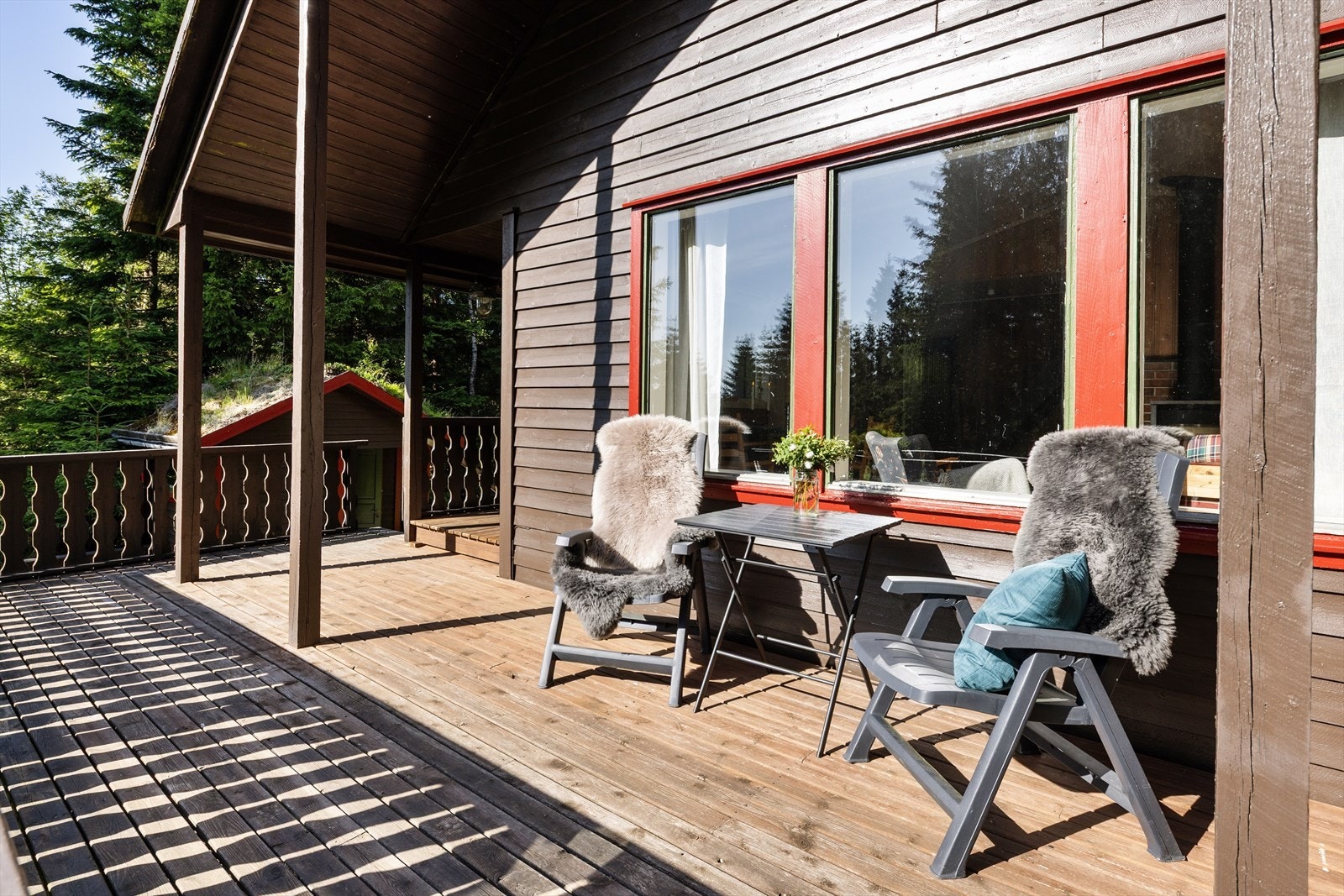 Delvis takoverbygg - fin uteplass Galleribilde