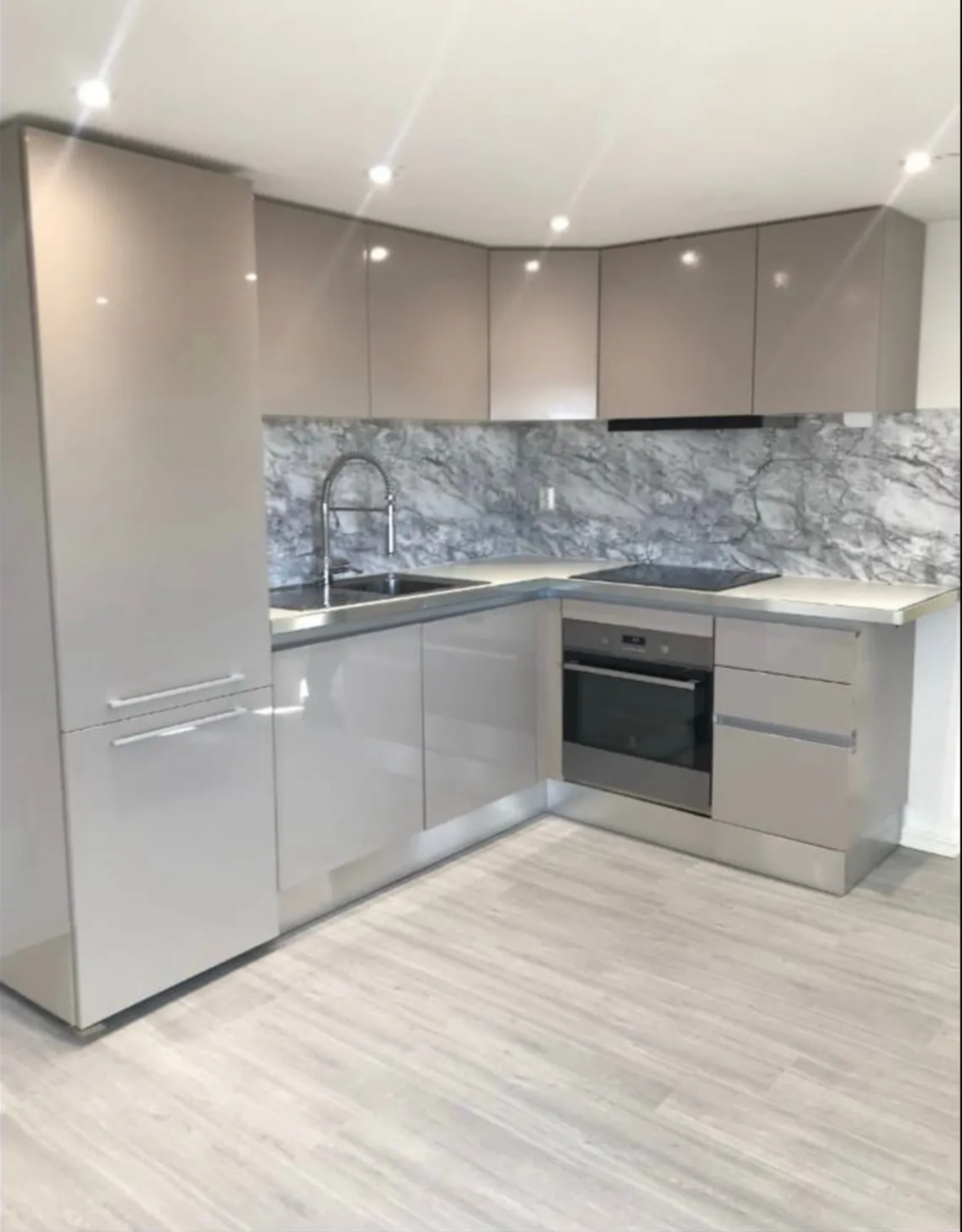 Underetasjen har gjennomgang fra hoveddelen samt egen inngang. Det gjøres oppmerksom på at nåværende eier har søkt om bruksendring av underetasjen og fått tillatelse til tiltak, men har ikke søkt om ferdigattest. Galleribilde