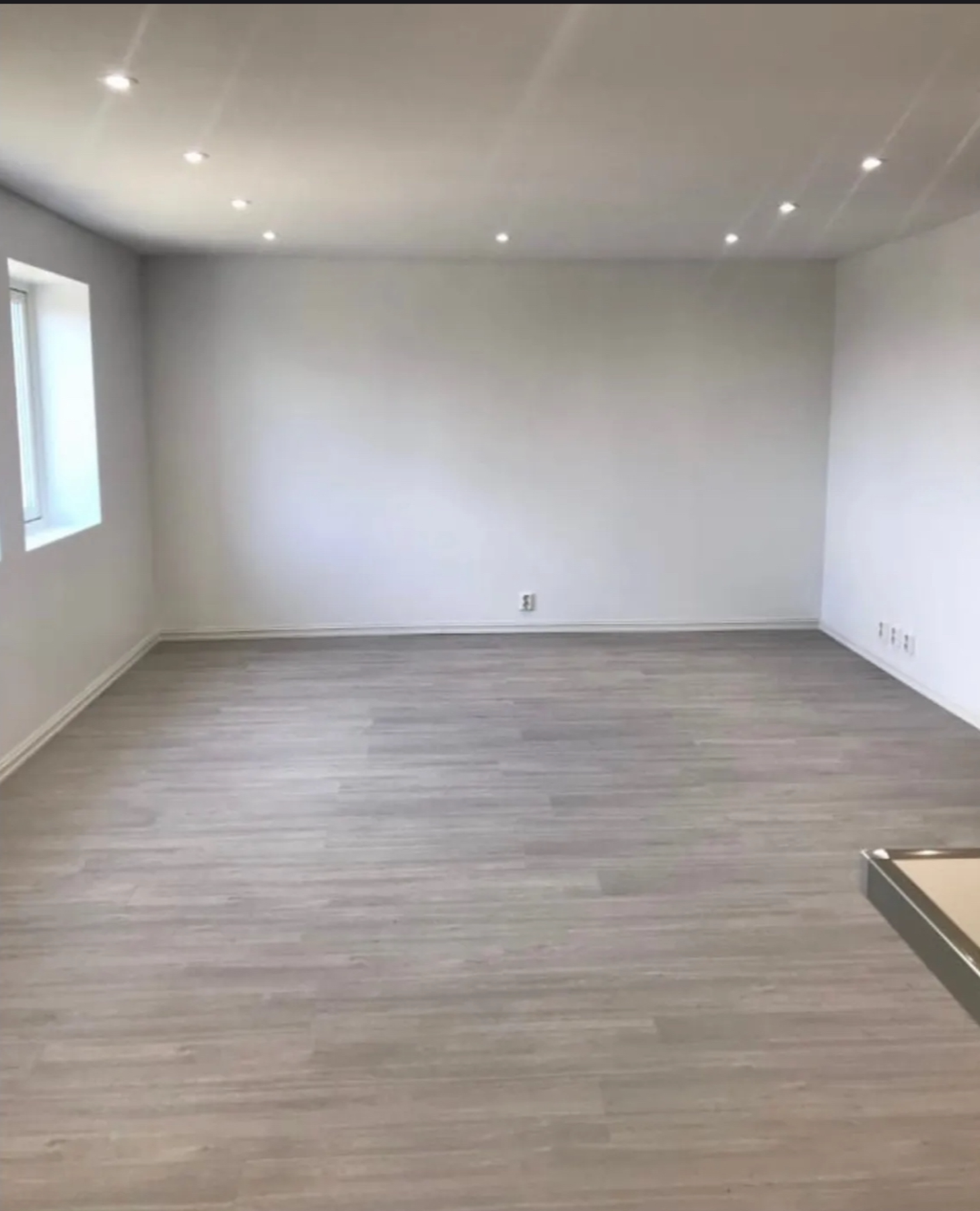 Underetasjen inneholder stue/kjøkken, entré, bad og bod. Galleribilde