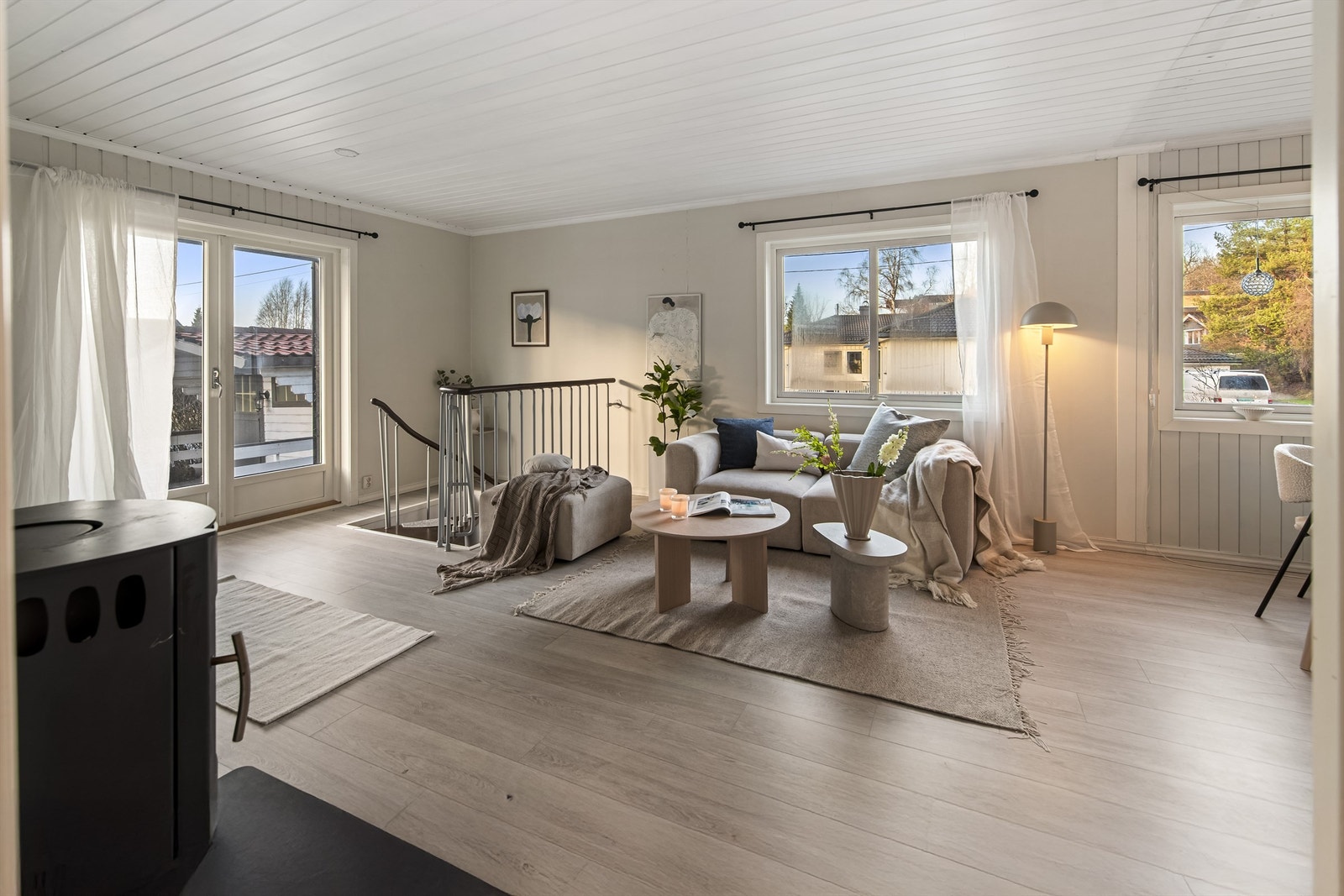 Rikelig med vindusflater som slipper inn godt med naturlig lys Galleribilde