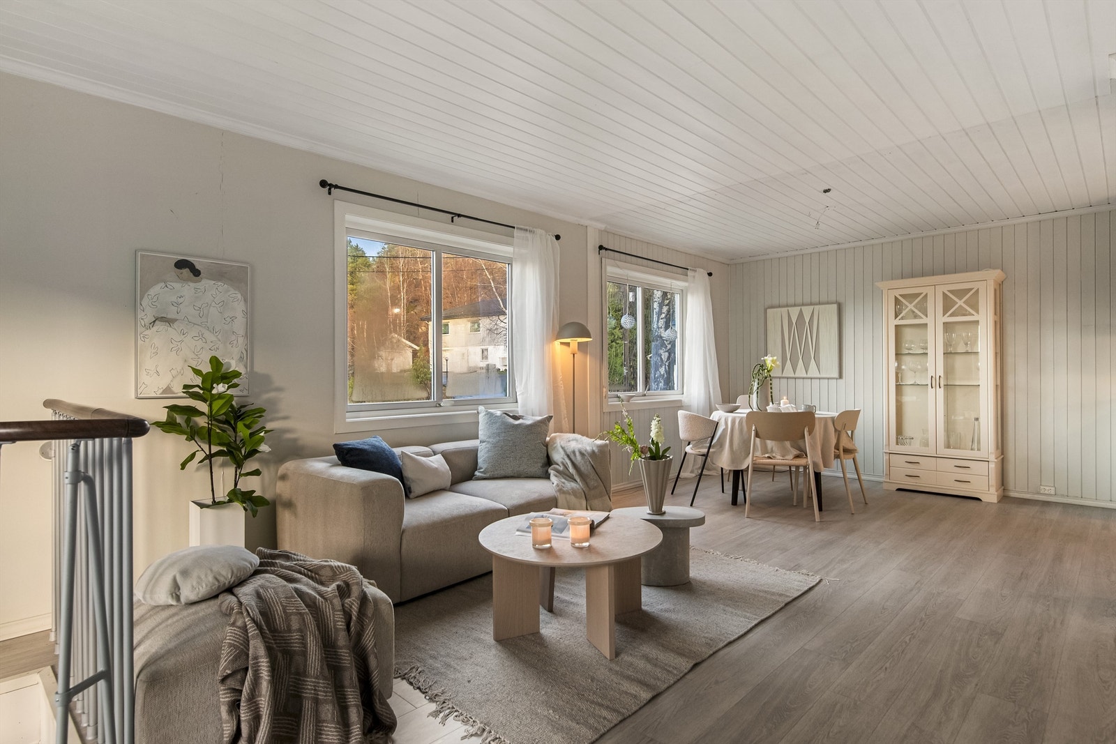 Plass til flere møbelgrupper i stuen Galleribilde