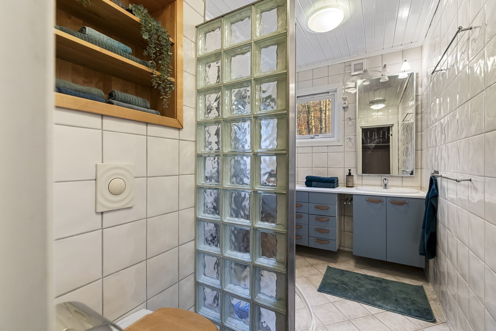 Lyst flislagt bad i tidløs utførelse Galleribilde