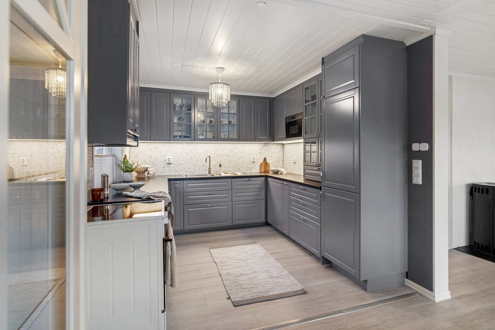 Kjøkkenet er romslig og har godt med både skap og benkplass Galleribilde