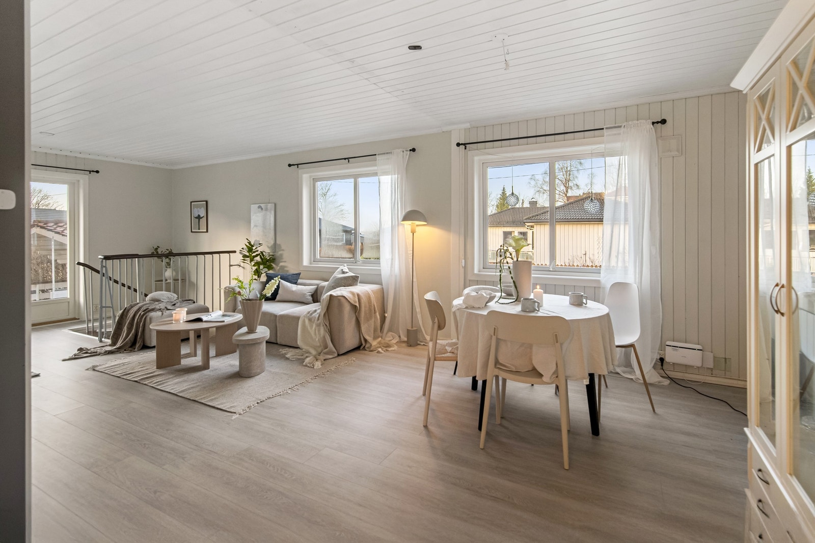 Lys innbydende stue med gode møbleringsmuligheter Galleribilde