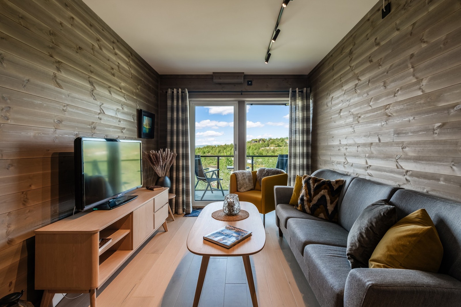 Store vindusflater, og dør ut til terrasse. Galleribilde