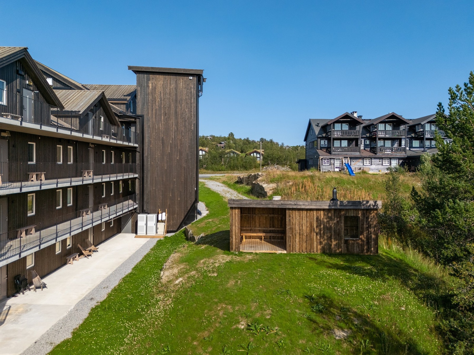 Felles badstue og gapahuk med bålpanne og grillrist Galleribilde