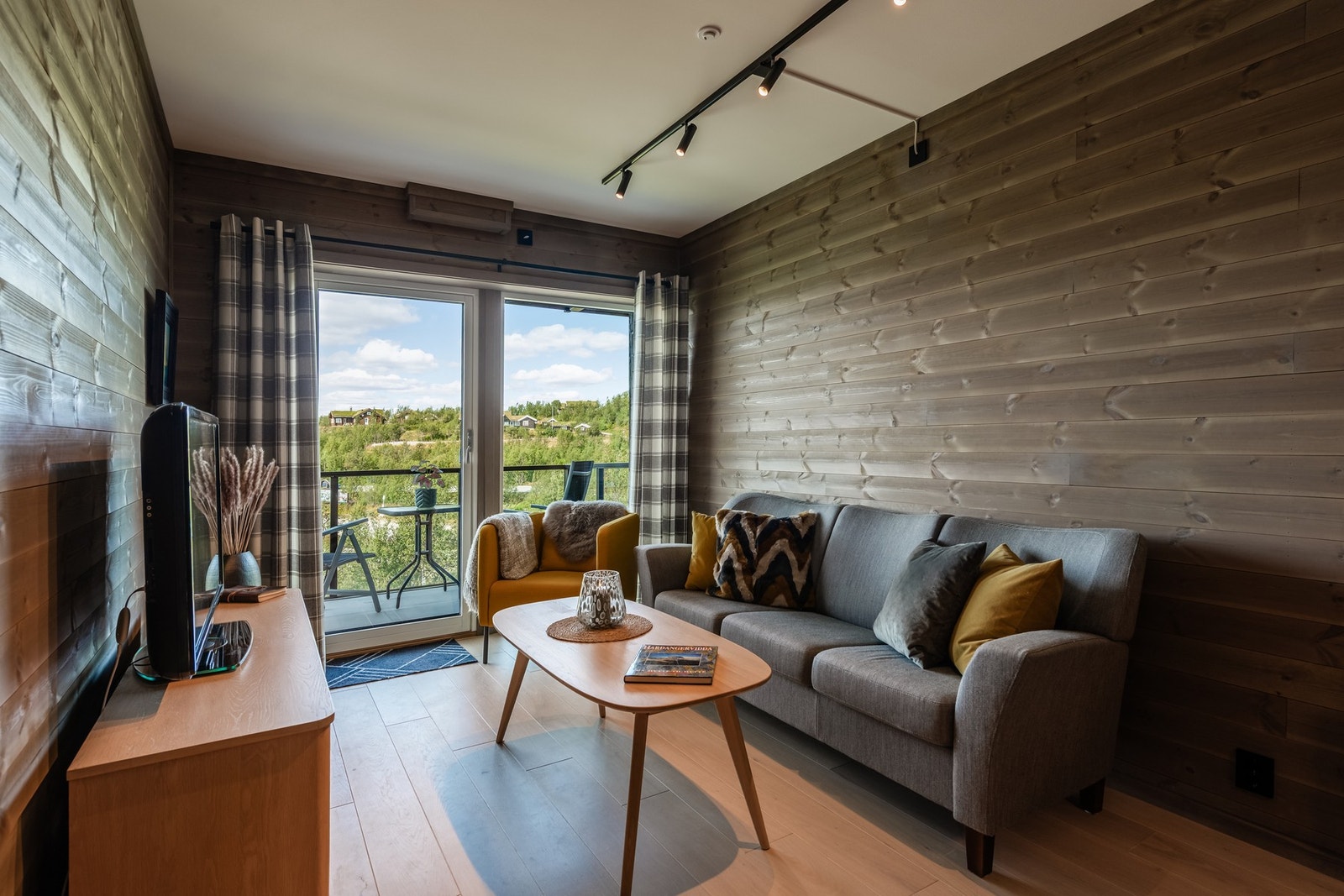 Stuen har plass til både salong og spisegruppe. Galleribilde