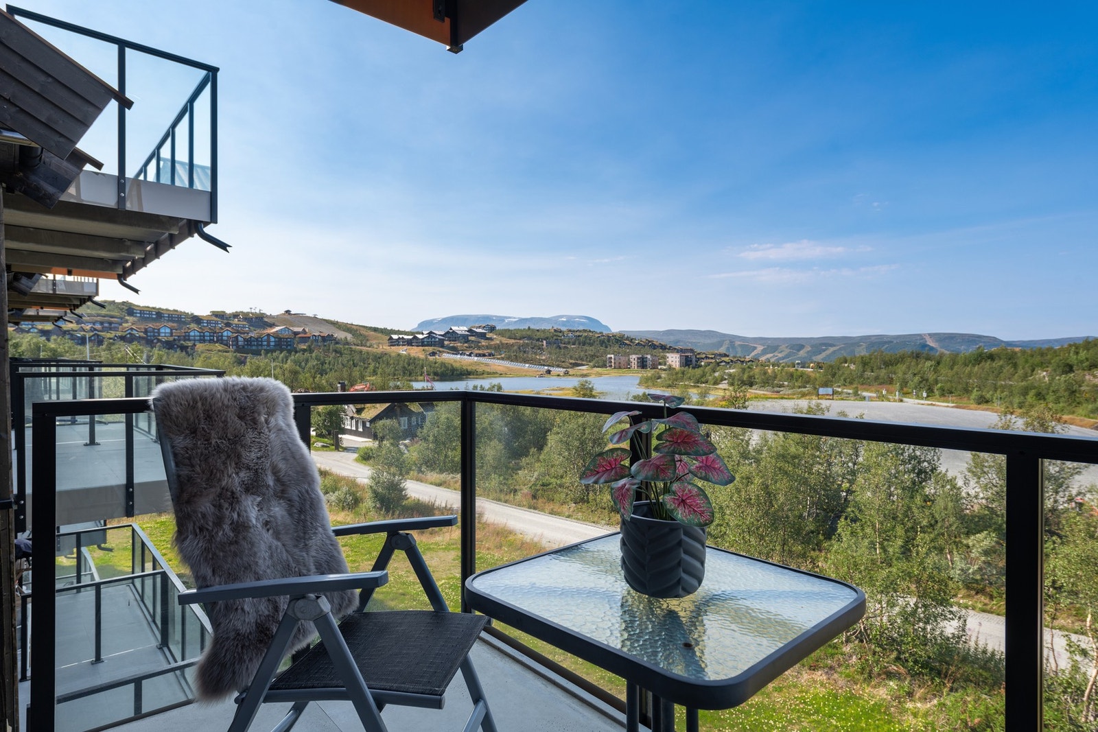 Nydelig utsikt fra terrasse med flott kveldssol sommerstid Galleribilde