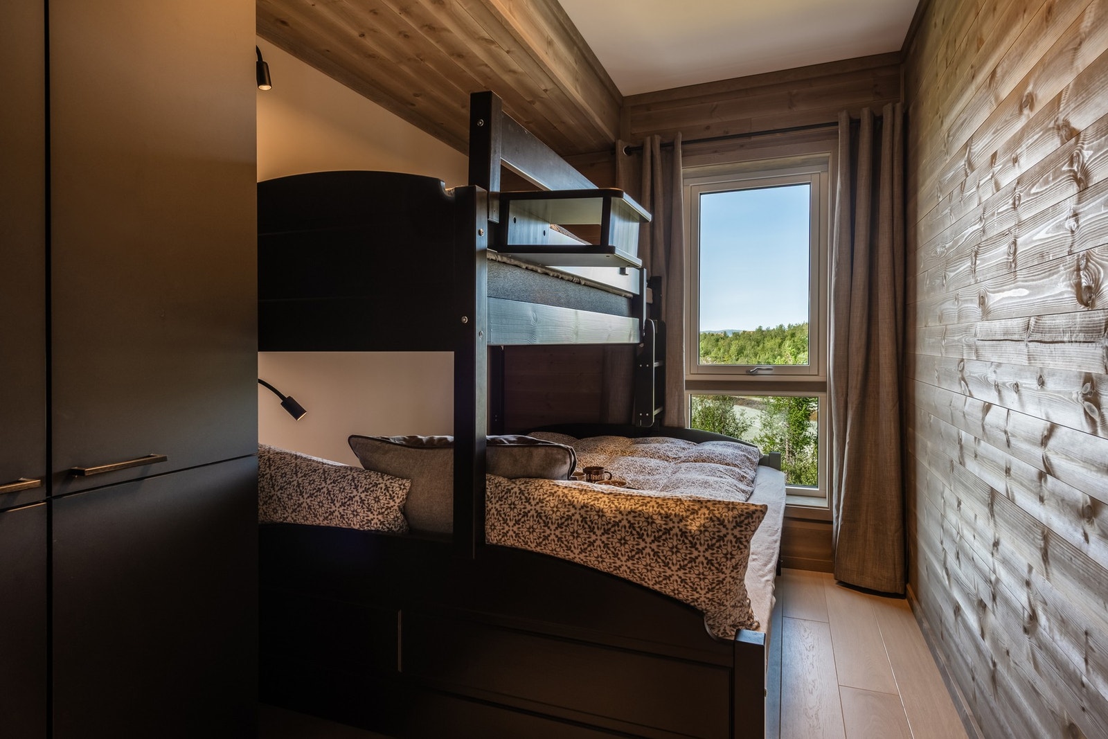 Soverom 3 - garderobeløsning - våkne til nydelig fjellutsikt Galleribilde