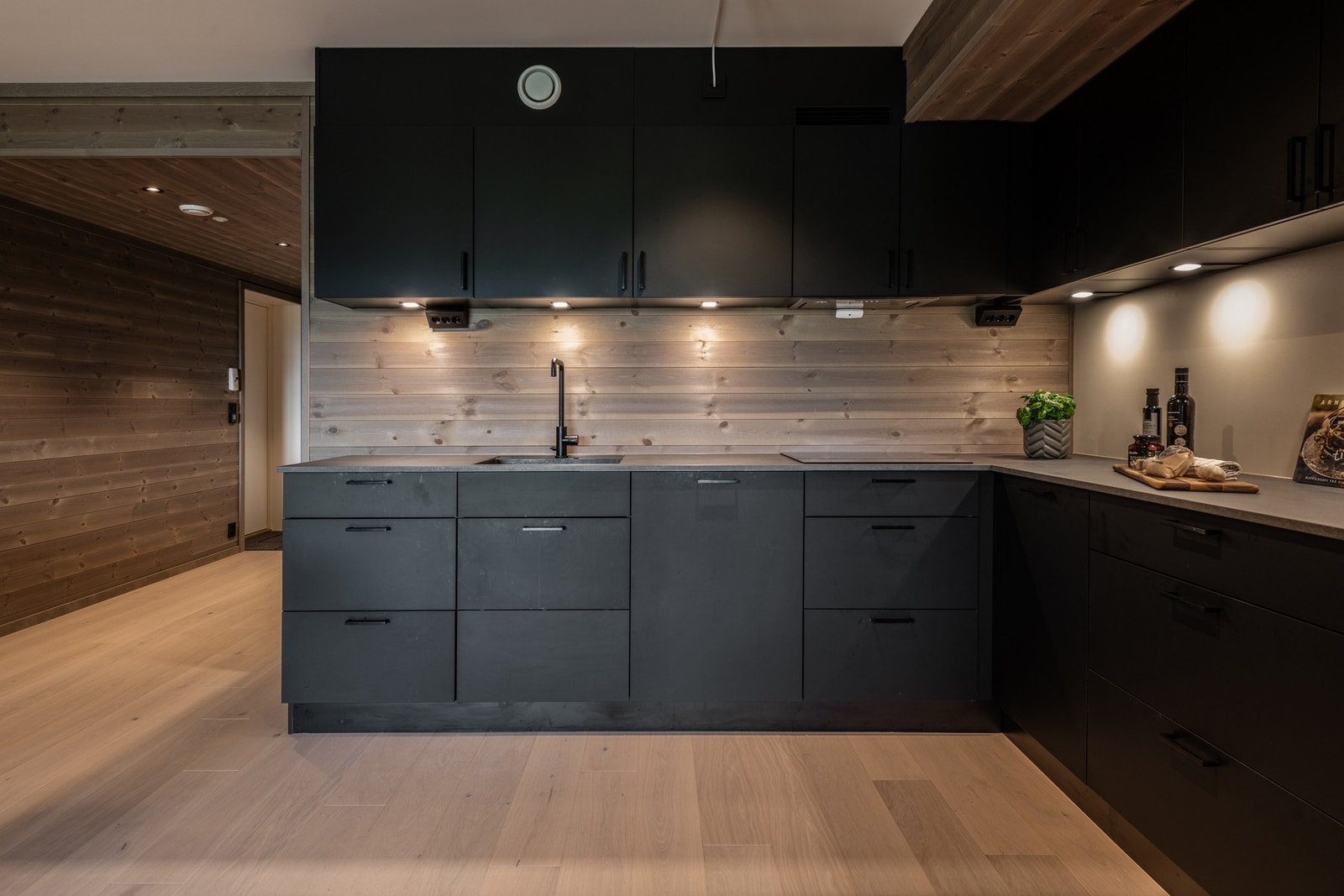 Noen tilvalg: Bosch ovn, siemens vifte, ekstra skap/skuffer/moduler, underlimt vask og dimmbare lys Galleribilde