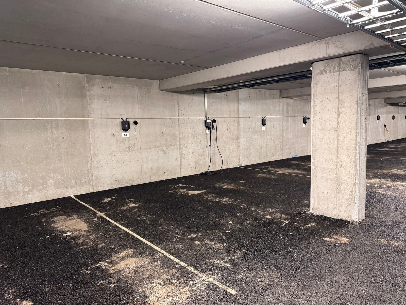 Egen garasjeplass med elbillader. Galleribilde