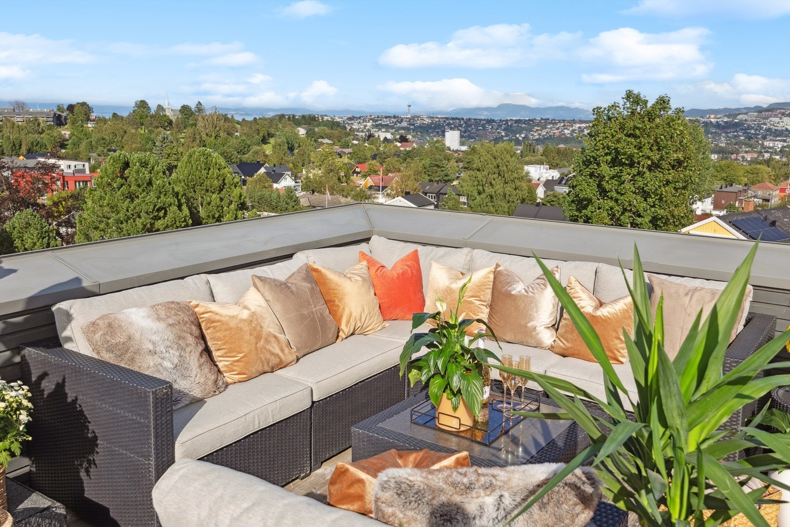 Gode møbleringsmuligheter på takterrassen. Her kan man nyte utsikt og sol. Galleribilde