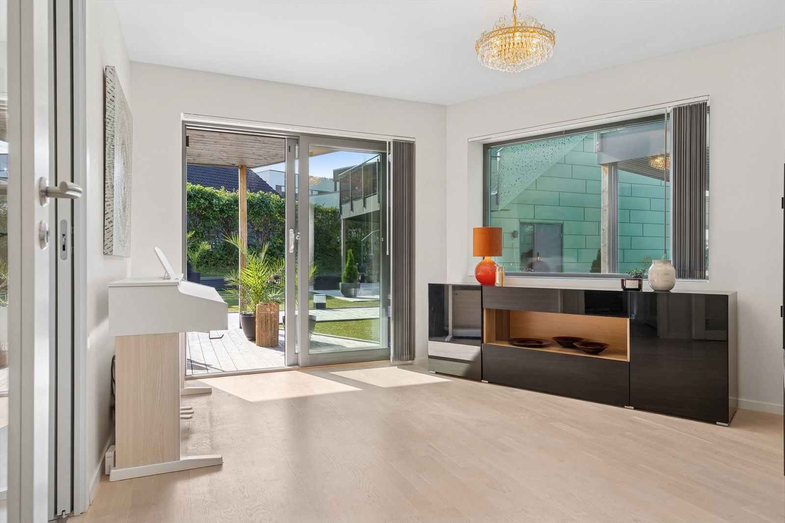 Stuen i 1.etg har flere bruksmuligheter og har skyvedører ut til terrassen på 28 kvm med videre tilgang til fellesområdene Galleribilde