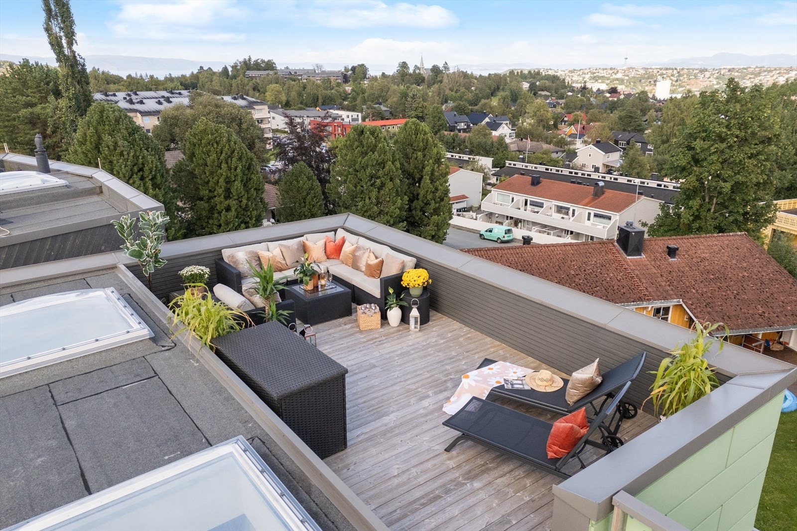 Takterrassen har rikelig med sol hele dagen samt en 360 graders utsikt Galleribilde