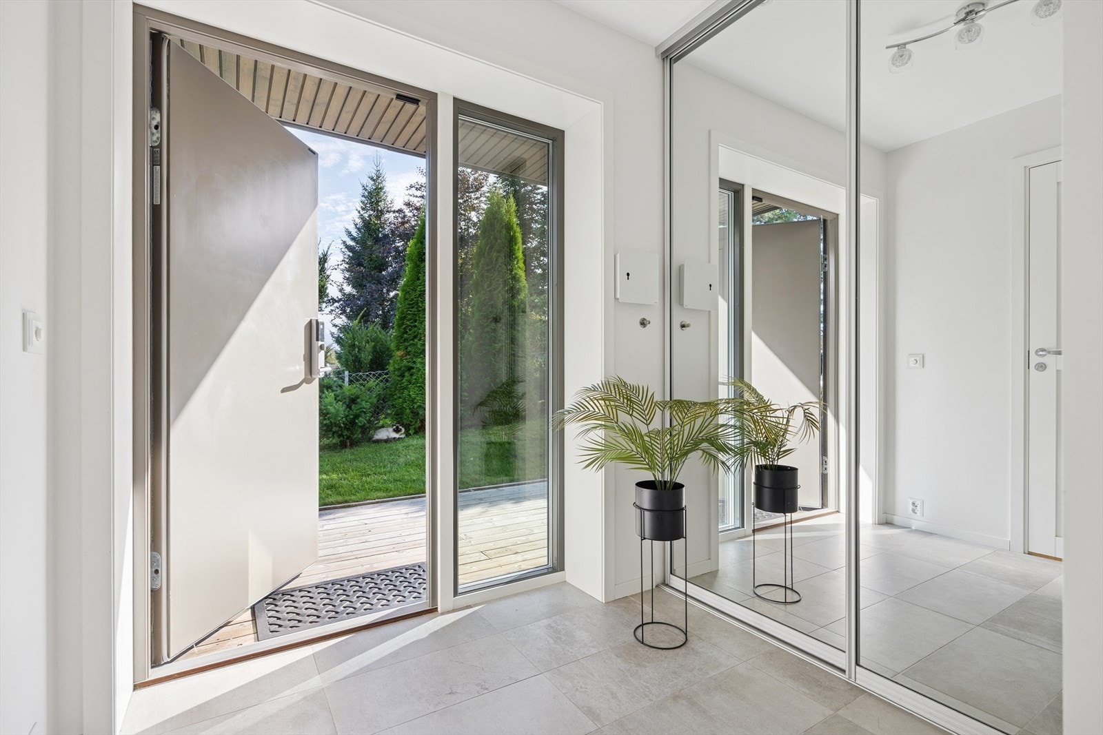 Her ønskes du velkommen inn i romslig flislagt entré med helgående skyvedørsgarderobe fra Langlo. Galleribilde