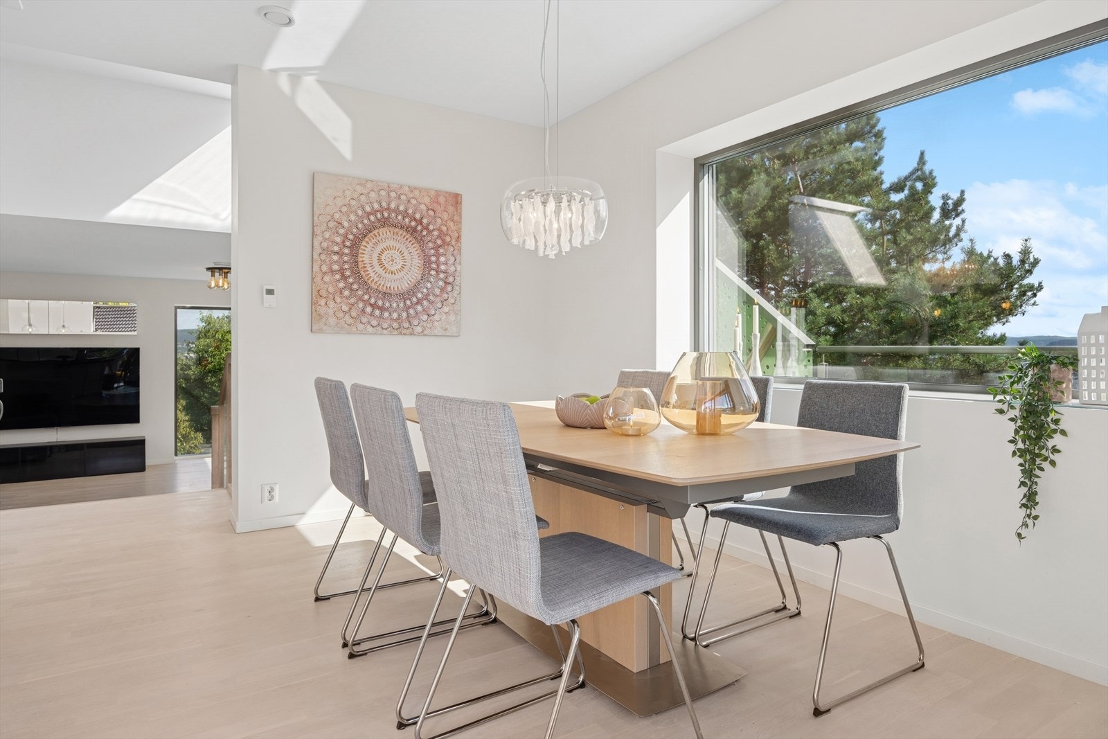 Her kan familien samles. Uhindret utsikt til Vassfjellet fra vinduet ved spisestue. Galleribilde