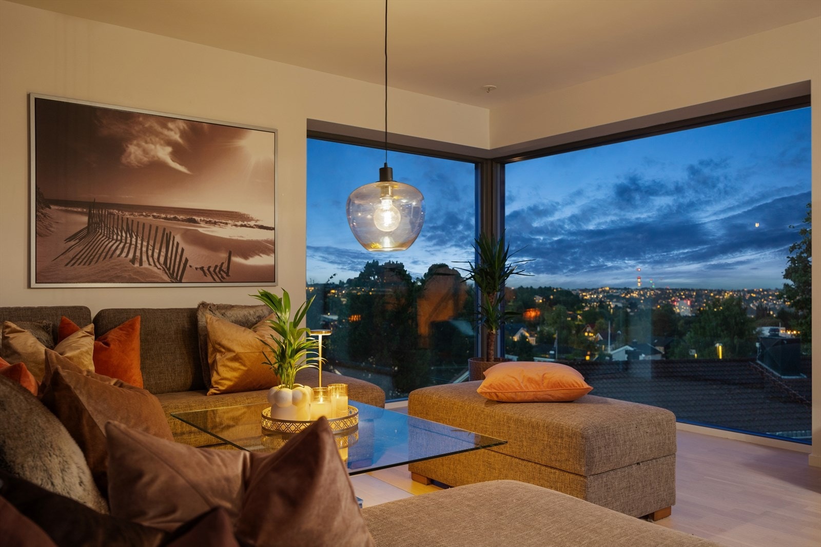 Store vindusflater med utvendig screens på alle vindu i 2.etg. Her finner du stue, spisestue og kjøkken fordelt på rause 64 kvm. Vannbåren gulvvarme fra jordvarme gir en lun og rimelig helårsvarme. Galleribilde