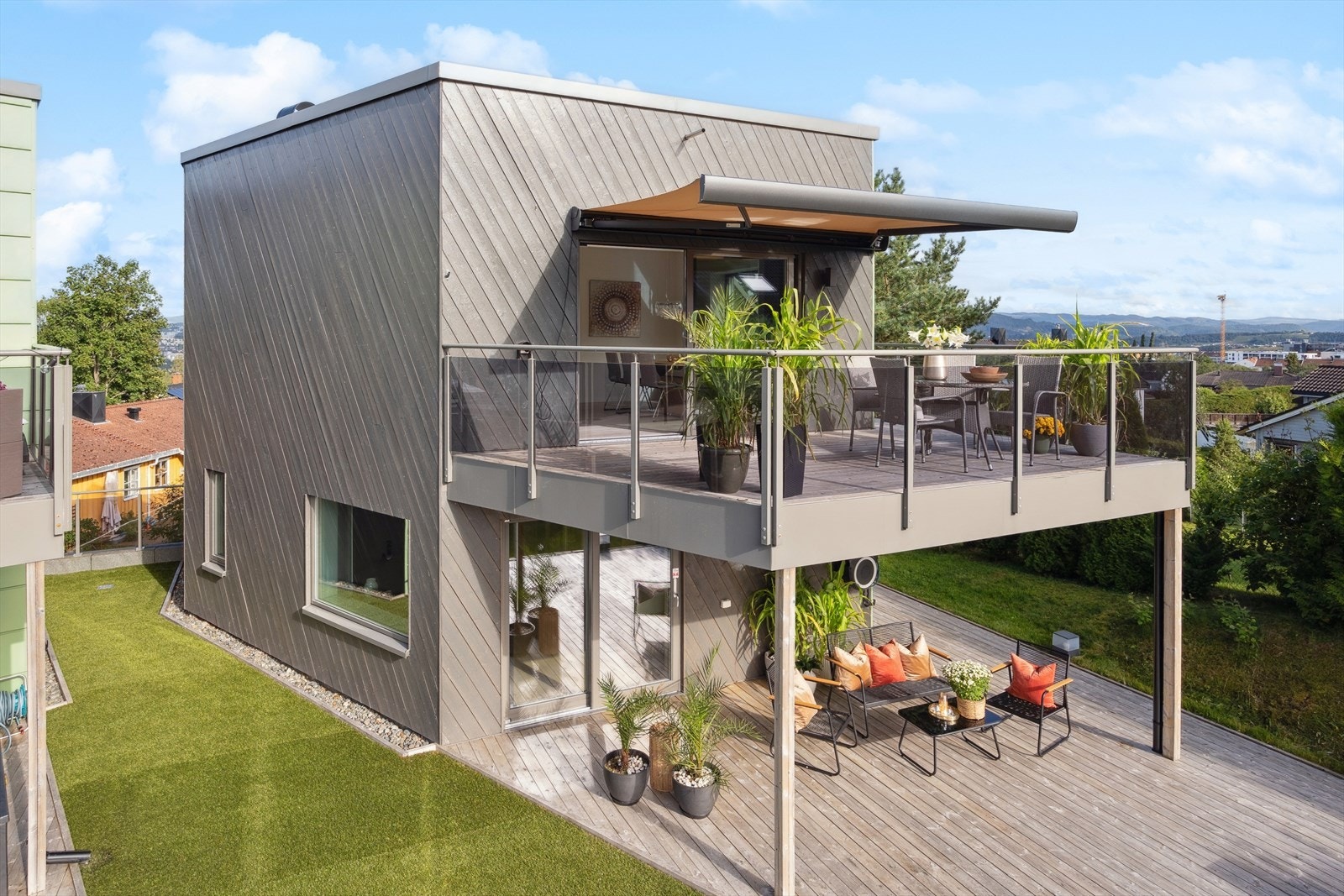 Nyere funkis enebolig i et rolig og veletablert boligområde på Munkvoll. Lunt og fint felles hageareal i kunstgress mellom boligene. Unik anledning. Galleribilde