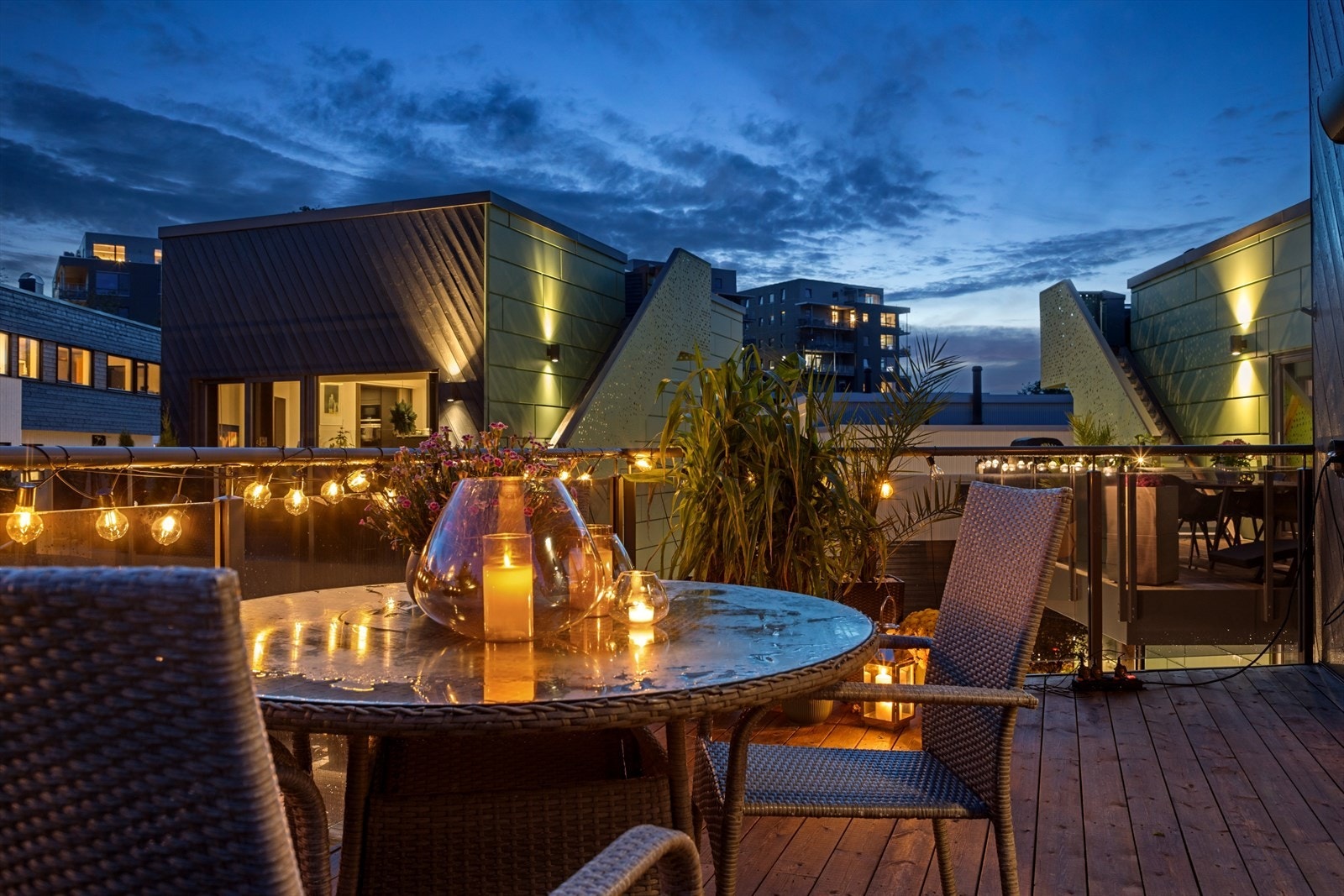 Kveldsstemning fra balkongen i 2.etg. Herlige uteplasser fordelt på 3 etasjer gir rom for utendørs sammenkomster i sommerhalvåret. Galleribilde