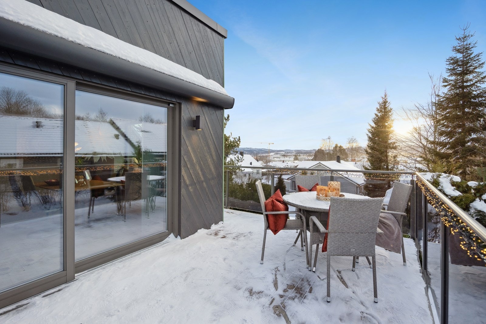 Balkong i 2.etg vinterstid. Direkte utgang fra kjøkken og videre tilgang til herlig takterrasse. Utsikt retning Vassfjellet. Galleribilde